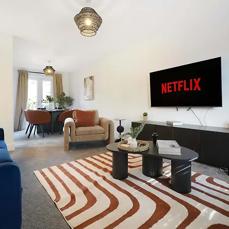 Modern 3br Brompton Court Wi-fi By With Us * Easby