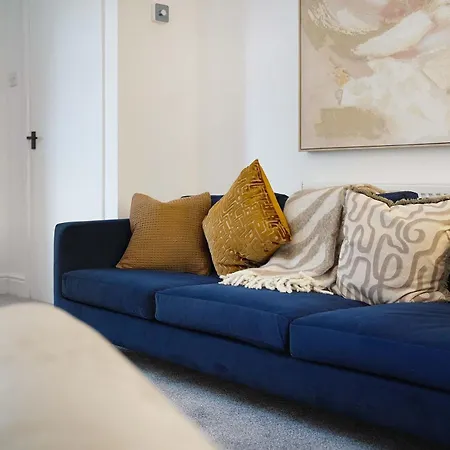 Modern 3br Brompton Court Wi-fi By With Us *