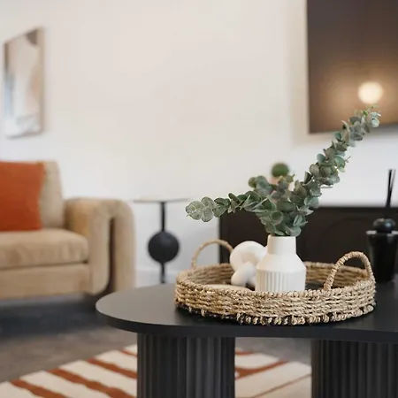 Дом отдыха Modern 3br Brompton Court Wi-fi By With Us