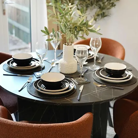 Дом отдыха Modern 3br Brompton Court Wi-fi By With Us *
