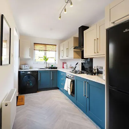 Modern 3br Brompton Court Wi-fi By With Us
