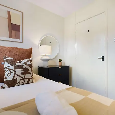 Modern 3br Brompton Court Wi-fi By With Us Easby
