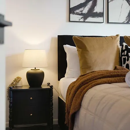Modern 3br Brompton Court Wi-fi By With Us * Easby