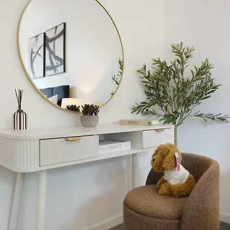 Modern 3br Brompton Court Wi-fi By With Us * Easby