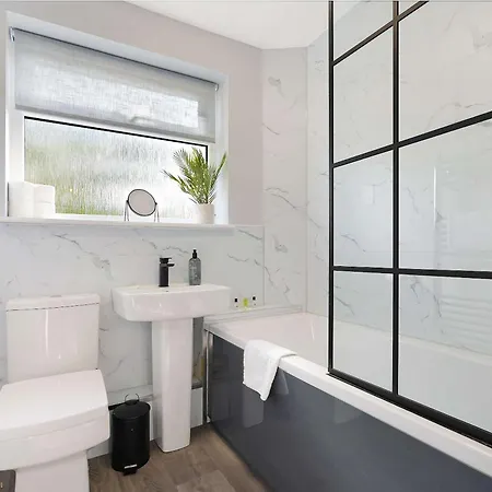 Дом отдыха Modern 3br Brompton Court Wi-fi By With Us *