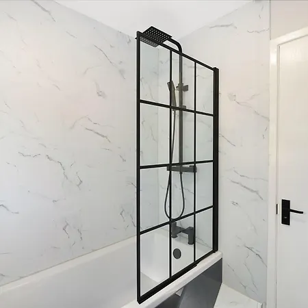 Modern 3br Brompton Court Wi-fi By With Us Easby