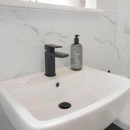 Modern 3br Brompton Court Wi-fi By With Us * Easby